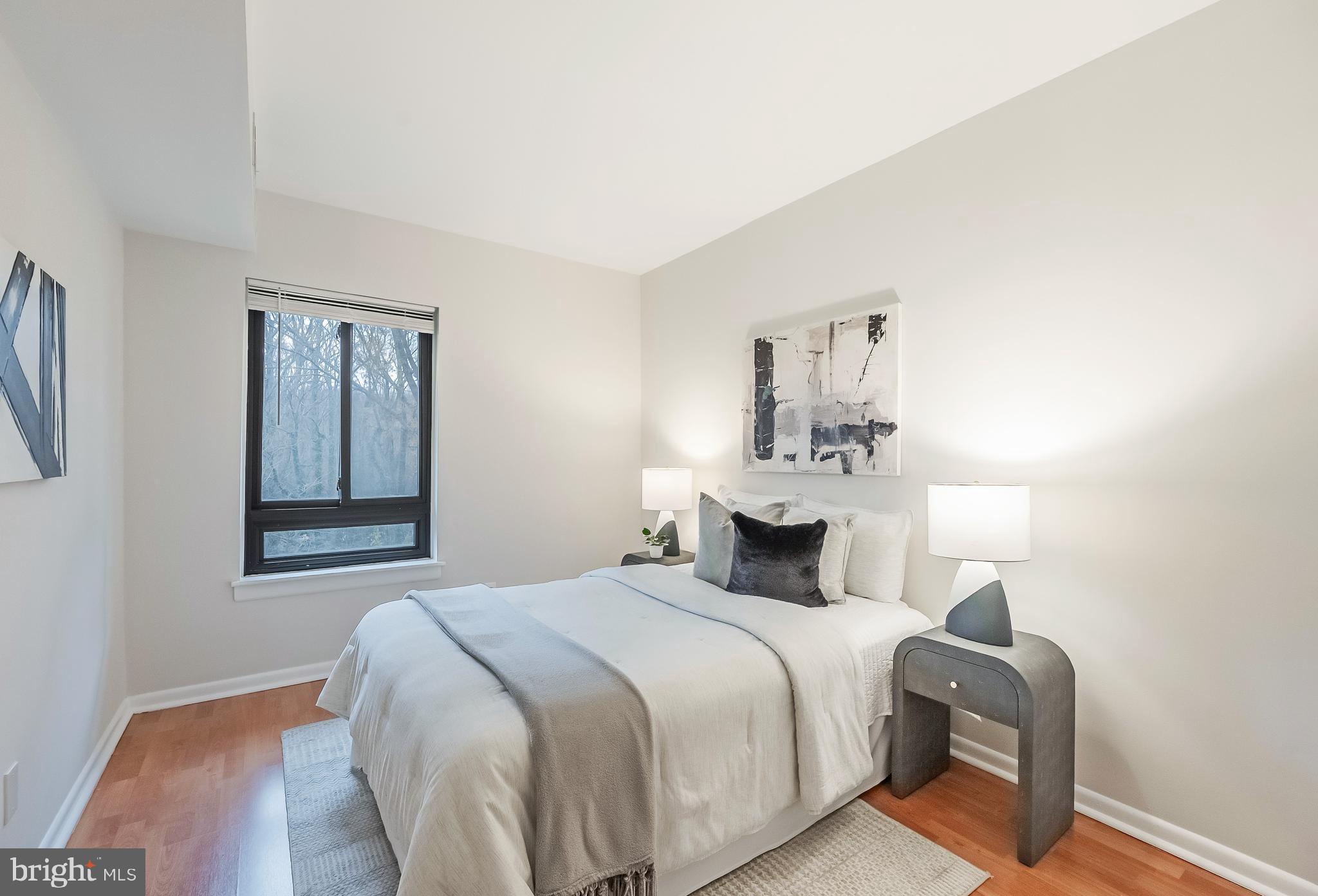 11657 Stoneview Square, Unit 97/22C Reston, VA 20191 - Photo 20 of 28 a bedroom with a bed and a lamp