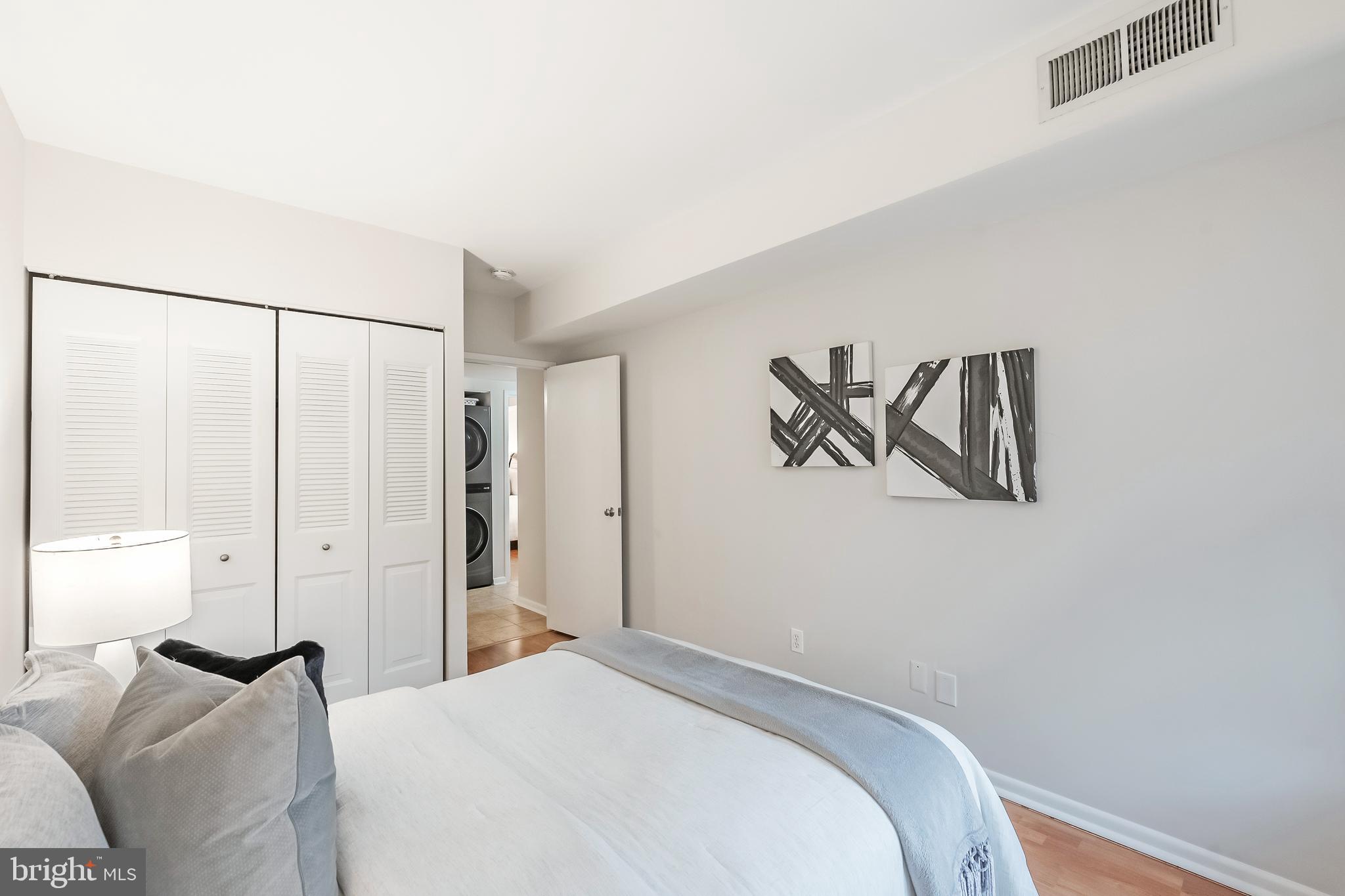 11657 Stoneview Square, Unit 97/22C Reston, VA 20191 - Photo 21 of 28 a bedroom with a bed and a painting on the wall