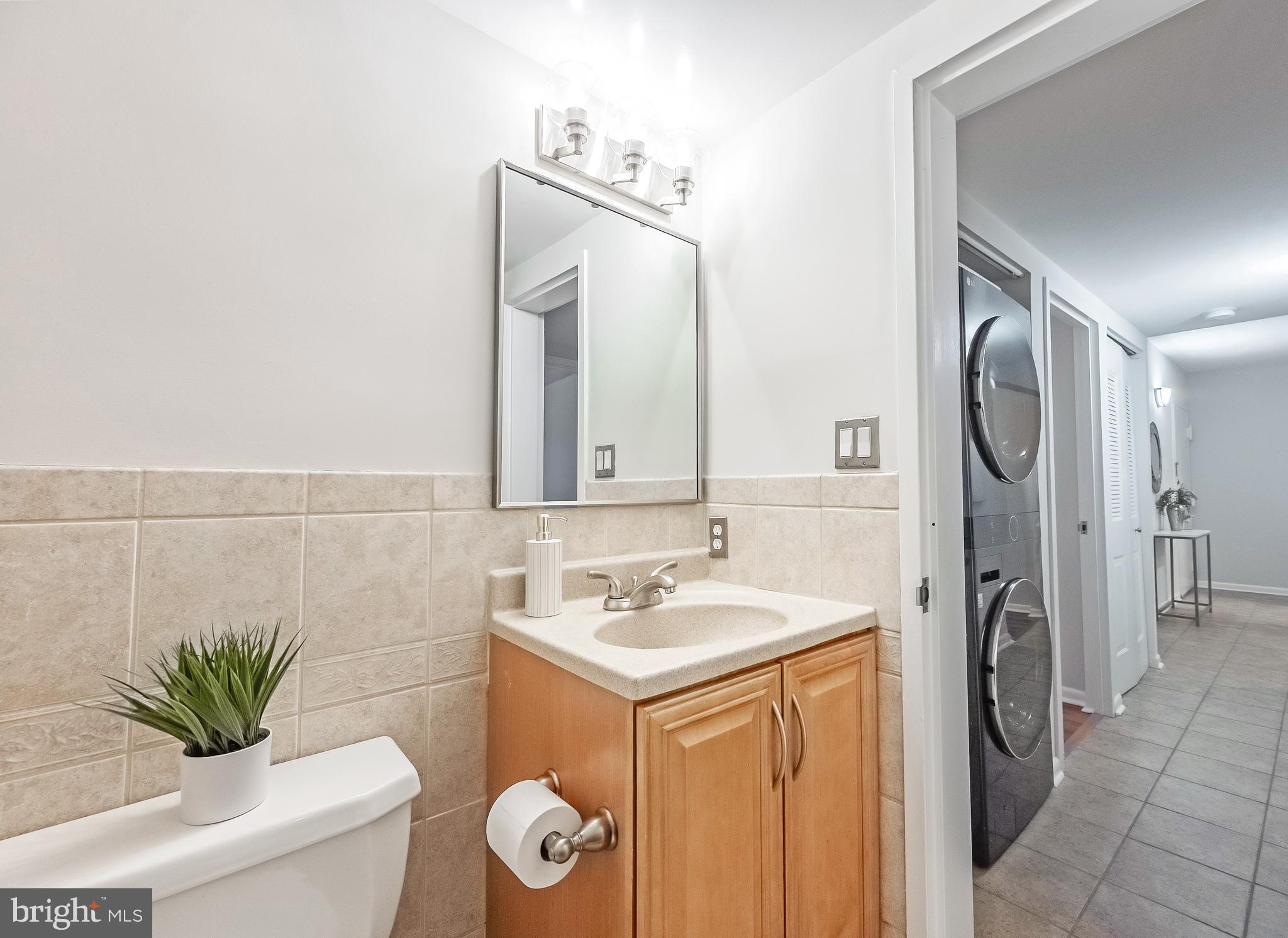 11657 Stoneview Square, Unit 97/22C Reston, VA 20191 - Photo 24 of 28 a bathroom with a sink a toilet and a mirror