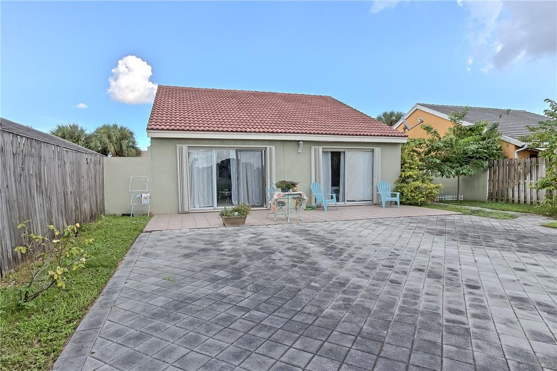 10260 Allegro Drive Boca Raton, FL 33428 - Photo 13 of 32 Space to have your garden and a pool.