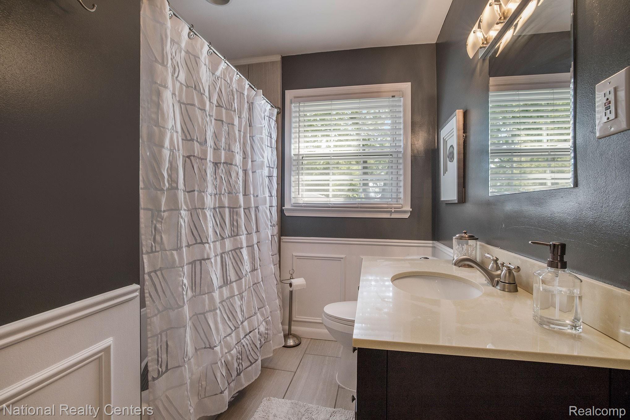 22801 Power Road Farmington, MI 48336 - Photo 9 of 25 IMG_4505.jpg