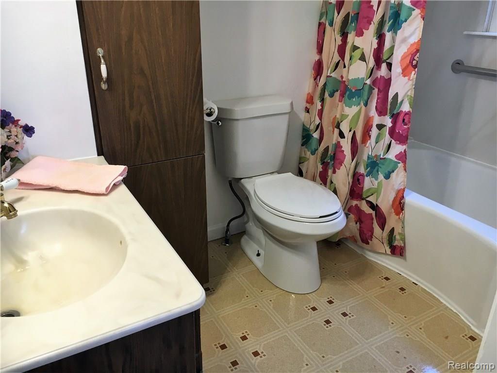30551 King Road Romulus, MI 48174 - Photo 15 of 21 IMG_5469.JPG