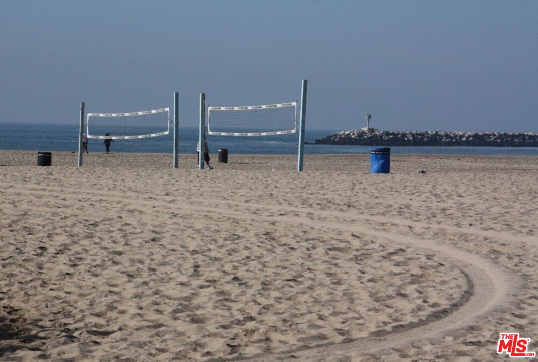 6824 Esplanade, Unit PH Playa del Rey, CA 90293 - Photo 19 of 20 a view of a bathroom