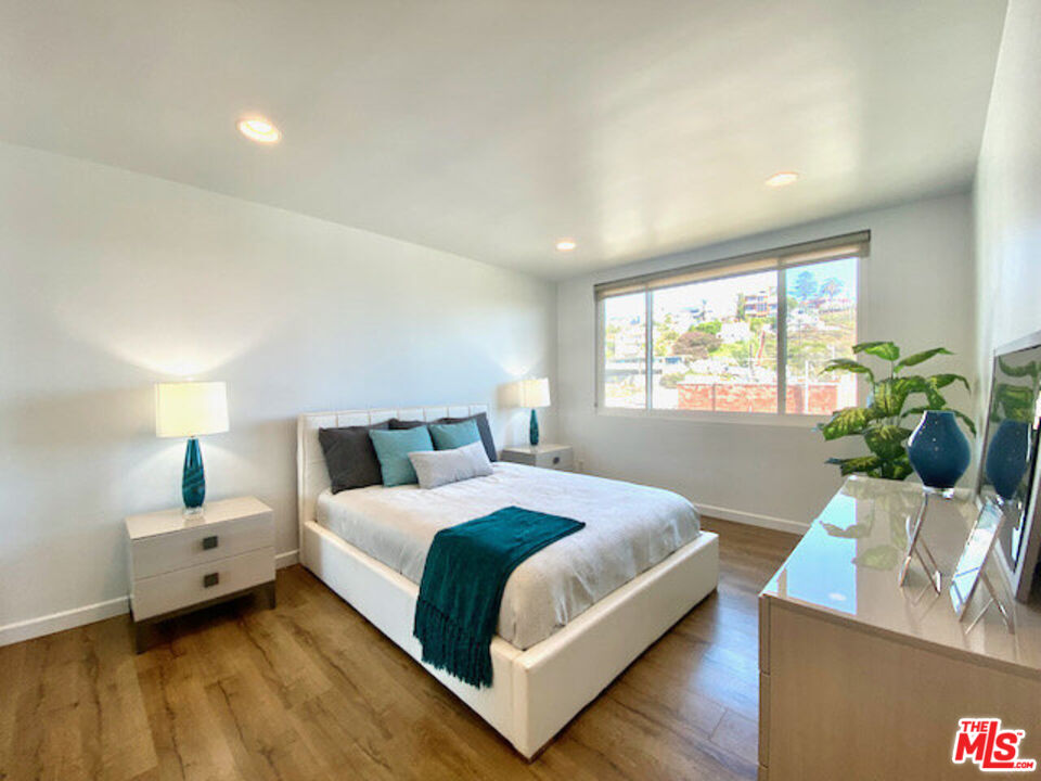 6824 Esplanade, Unit PH Playa del Rey, CA 90293 - Photo 9 of 20 a bedroom with bed and window