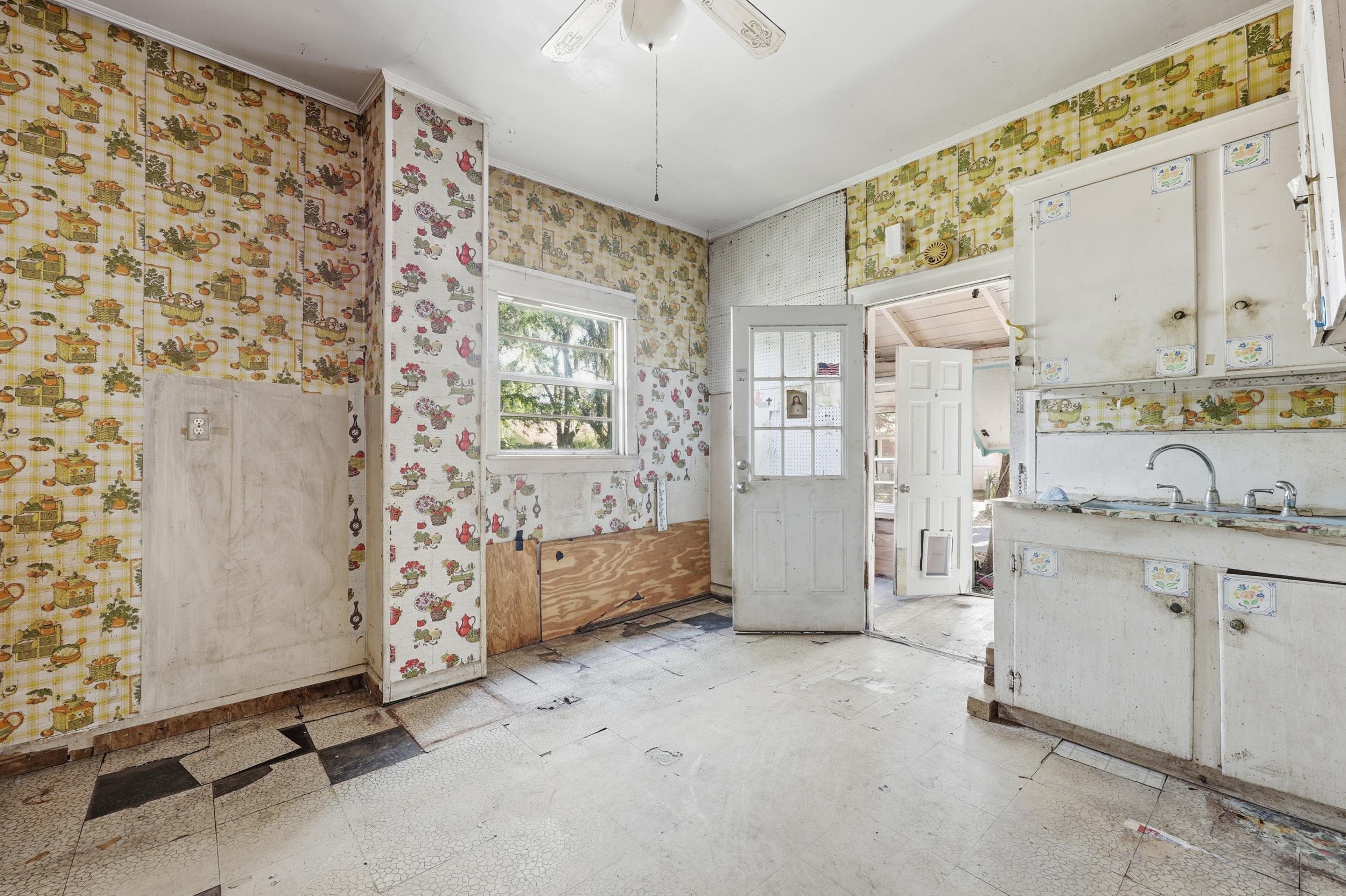 9 Masters Drive St. Augustine, FL 32084 - Photo 8 of 39 a bathroom with a granite countertop sink a toilet and shower