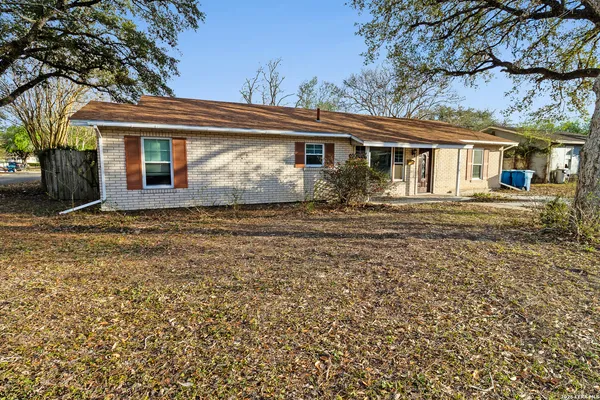 $230,000 | 612 East Hutchinson Street, Beeville, TX 78102