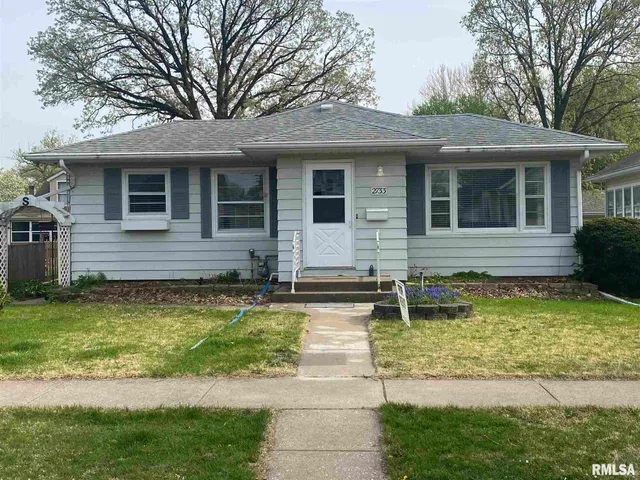 $1,700 | 2733 East 18th Street, Davenport, IA 52803