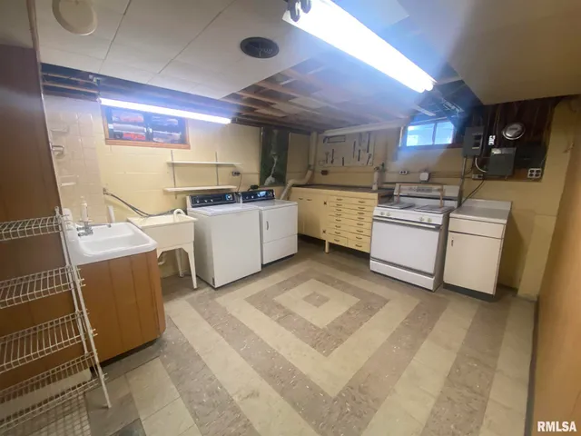 $1,700 | 2733 East 18th Street, Davenport, IA 52803