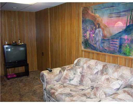 Springwood Square, Unit 3C Harwick, PA 15049 - Photo 8 of 9 Den/Family/Great Room.