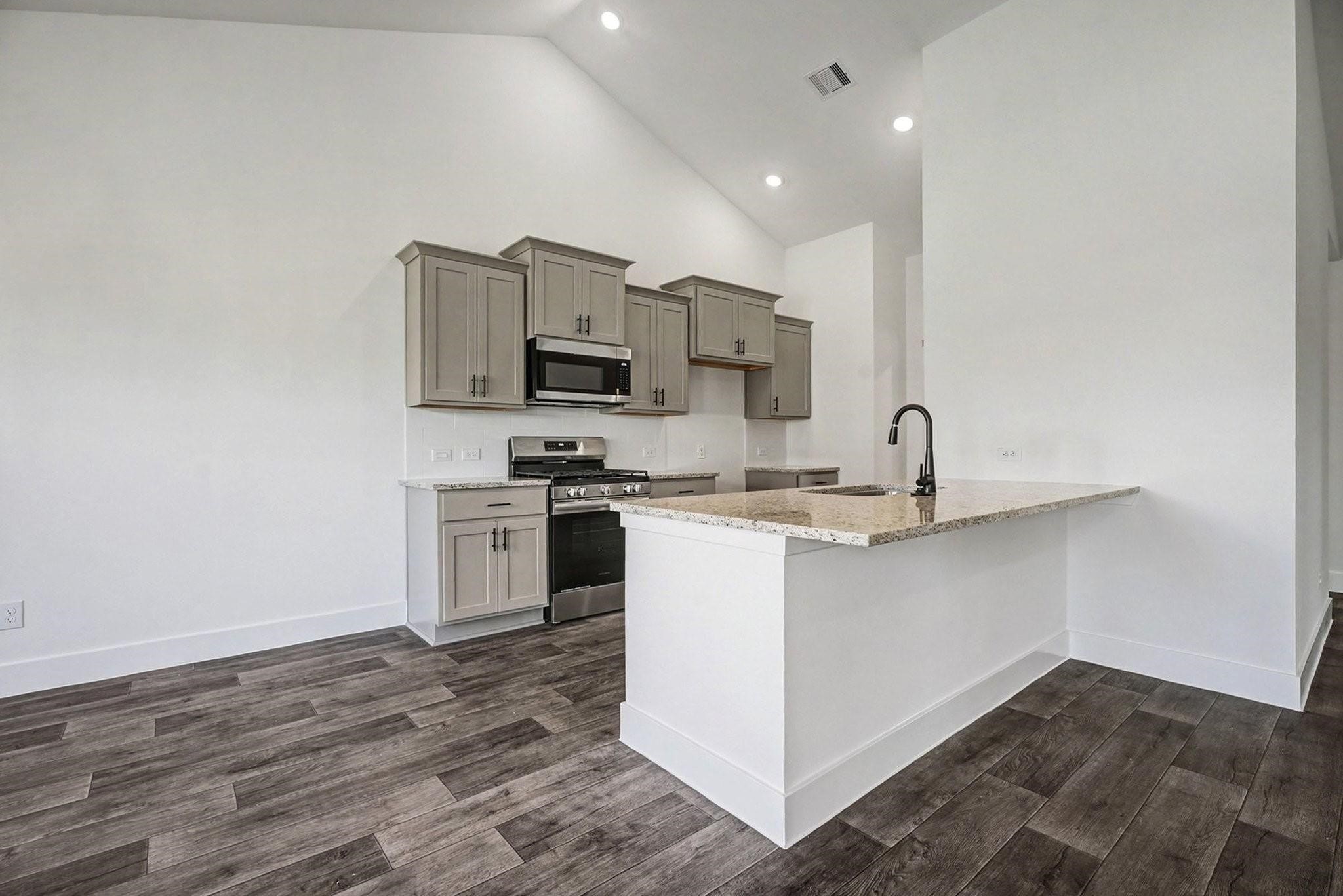 720 Greystone Lane Angleton, TX 77515 - Photo 9 of 23
