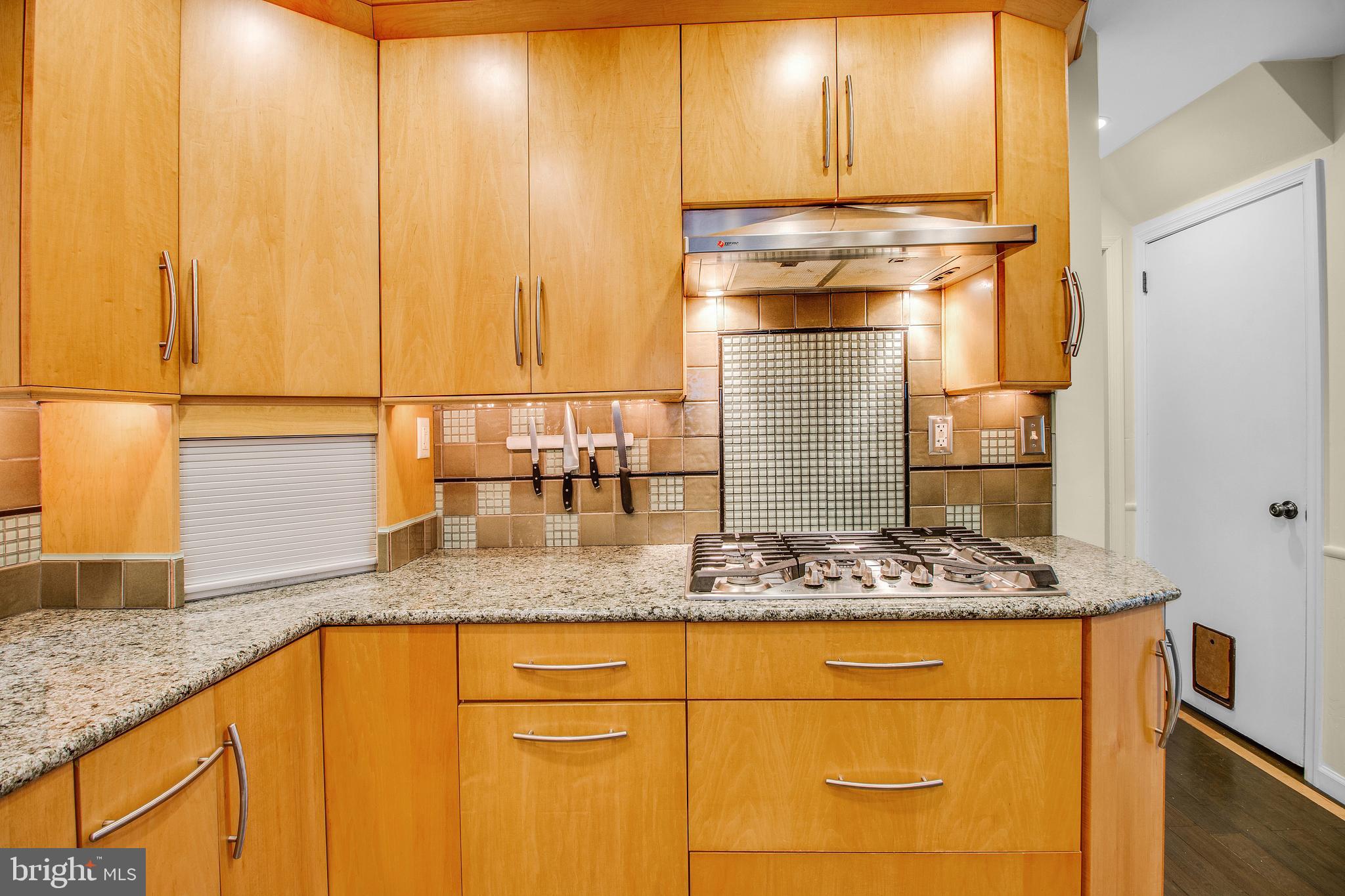 19 Birch Road Malvern, PA 19355 - Photo 16 of 54 Custom backsplash and magnetic knife rack