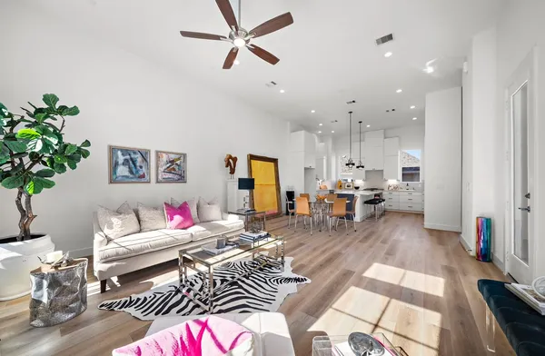 $815,000 | 949 Blackshire Lane, Houston, TX 77055