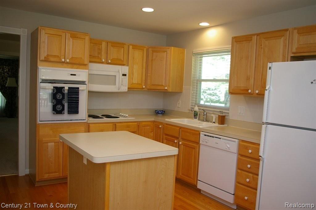4403 Patrick Road West Bloomfield, MI 48322 - Photo 8 of 23 KITCHEN.