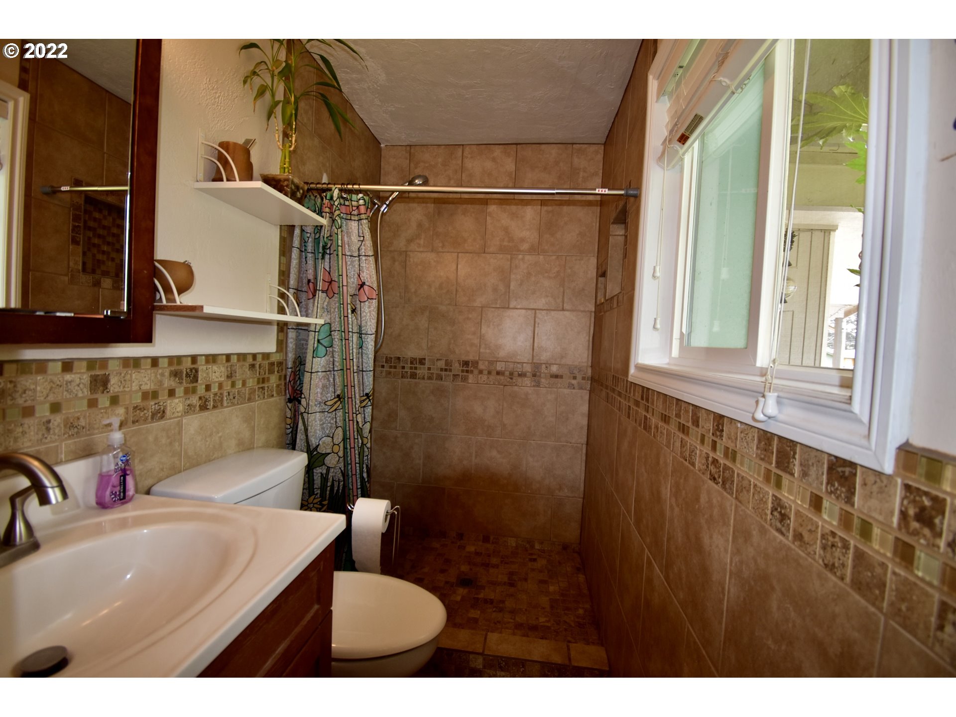 717 Night Hawk Lane Springfield, OR 97477 - Photo 21 of 32 a bathroom with a sink toilet and shower
