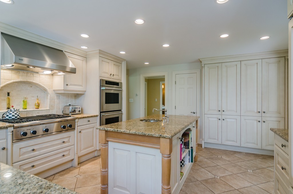 111 Montvale Road Weston, MA 02493 - Photo 5 of 25