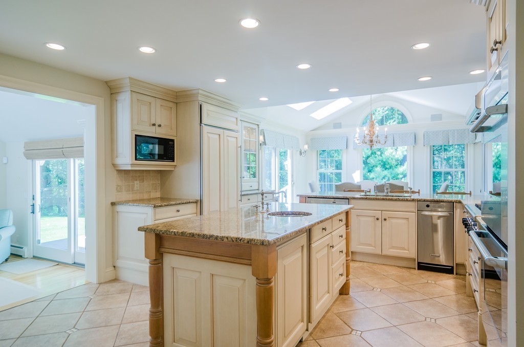 111 Montvale Road Weston, MA 02493 - Photo 7 of 25