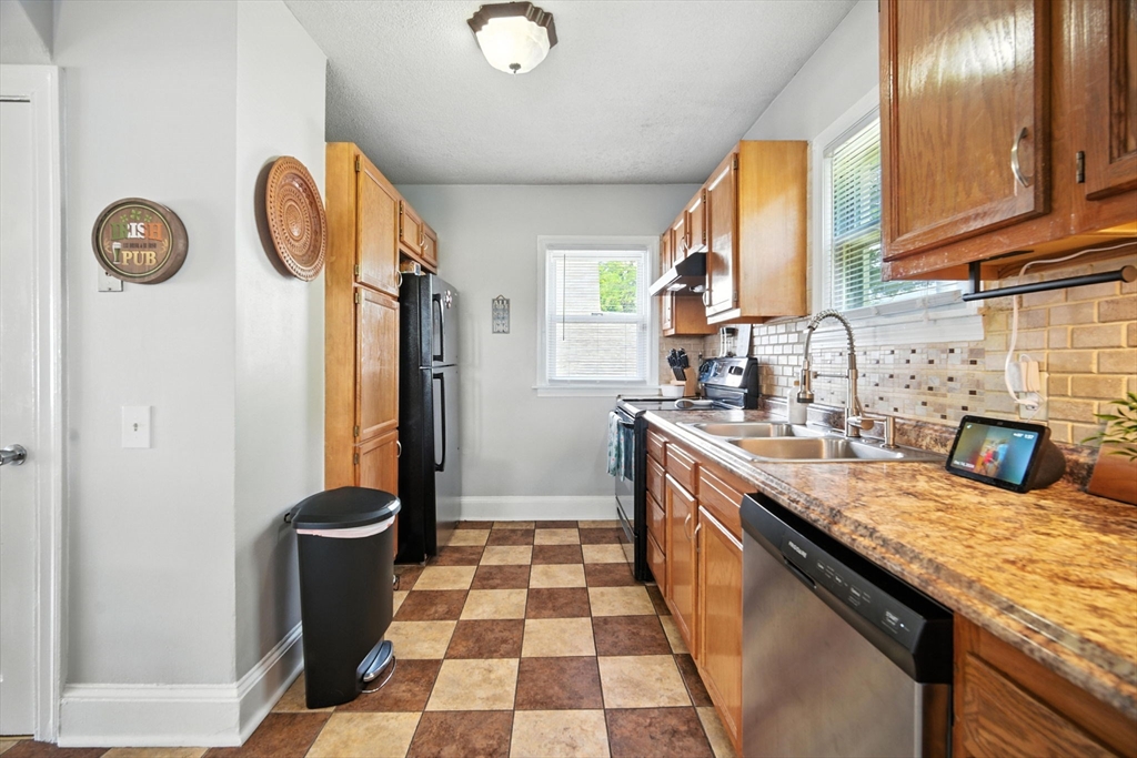 91 Braddock Street Springfield, MA 01109 - Photo 11 of 38