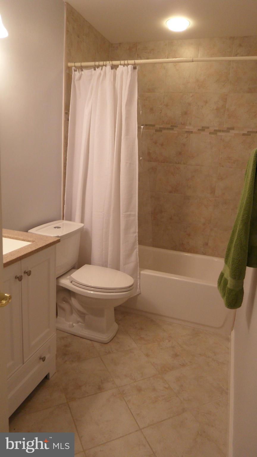 23701 Woodfield Road Gaithersburg, MD 20882 - Photo 23 of 30 Bath