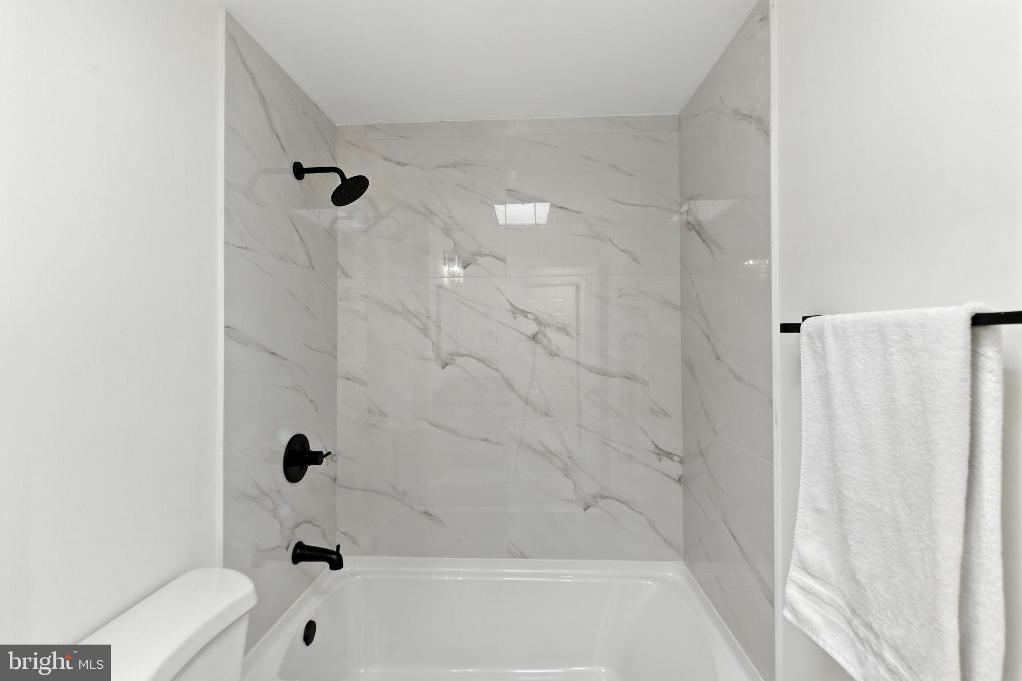 12125 Barbary Road Philadelphia, PA 19154 - Photo 13 of 26 a bathroom with a bathtub