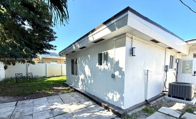 $2,500 | 716 Northeast 7th Street, Unit B, Hallandale Beach, FL 33009