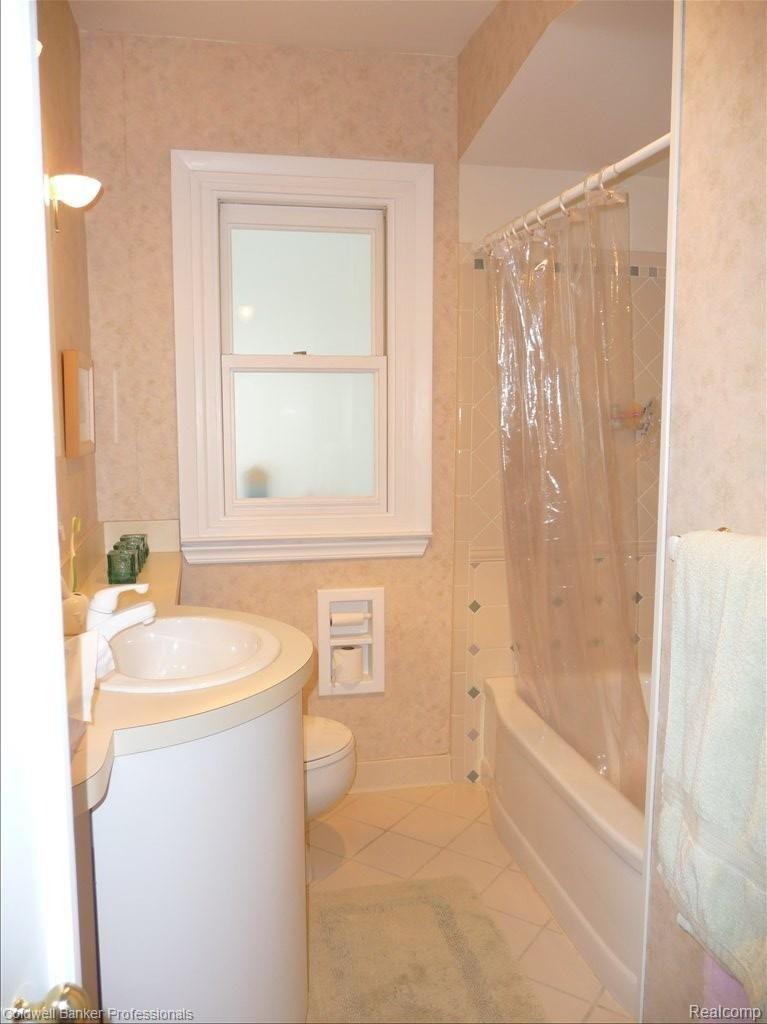 1704 Mansfield Road Birmingham, MI 48009 - Photo 13 of 23 BATH ROOM
