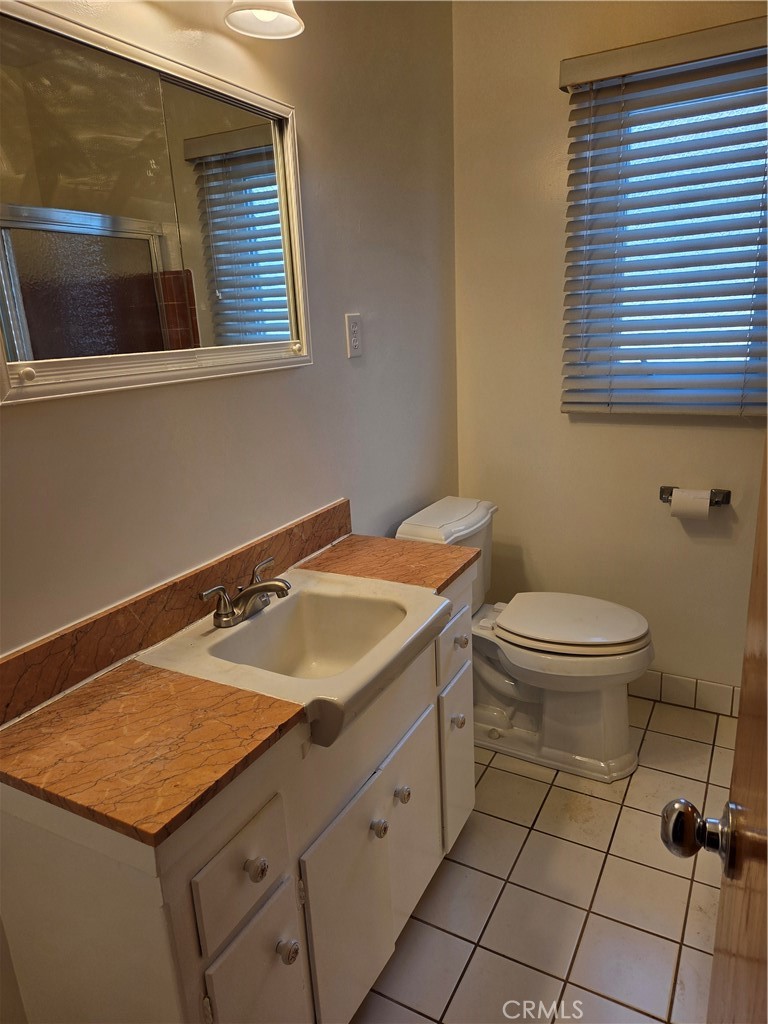 3520 East Harding Street Long Beach, CA 90805 - Photo 7 of 8 Full Bathroom