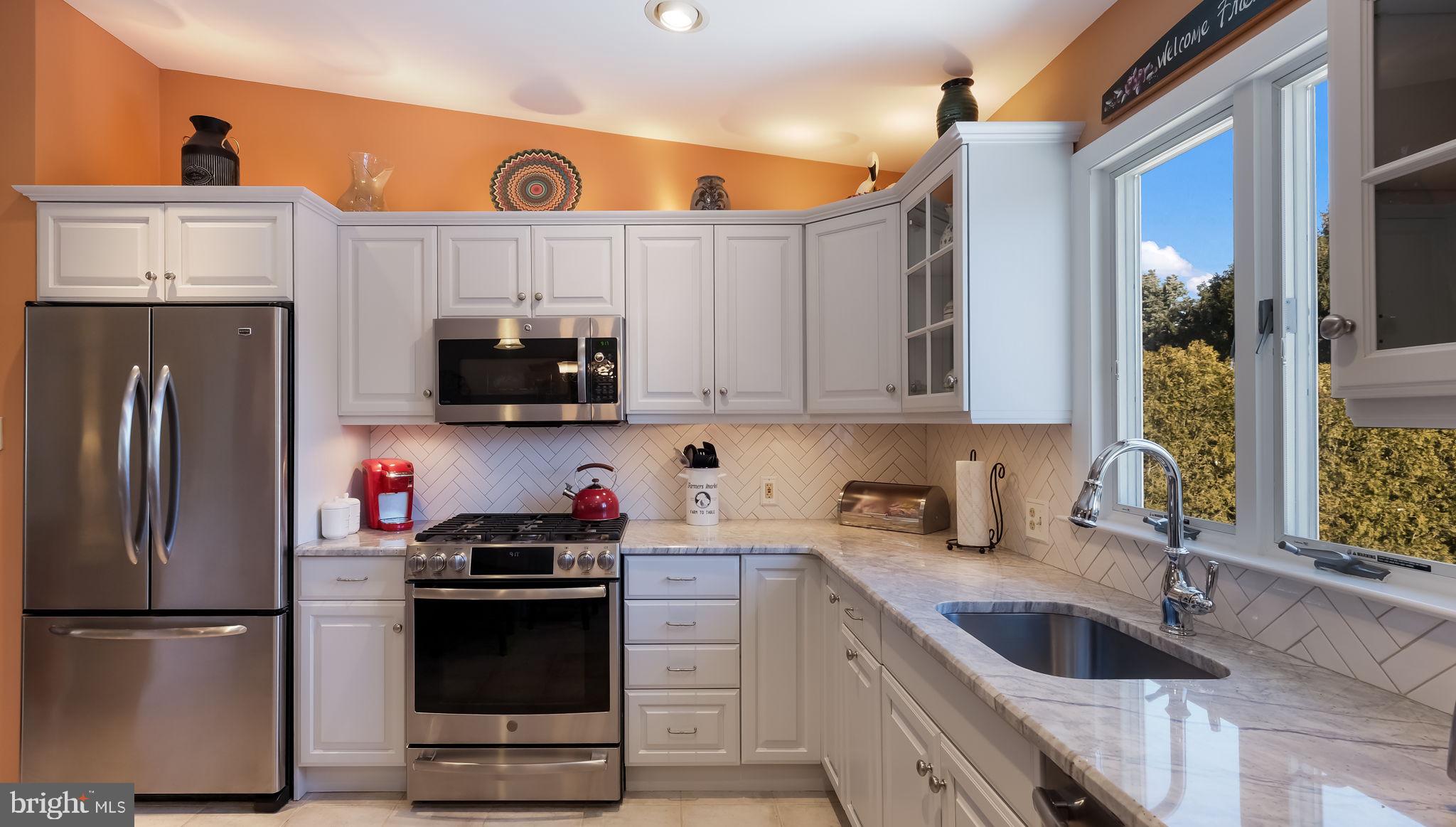 439 Shallcross Road Southampton, PA 18966 - Photo 18 of 41 5-burner stove top, oversized pot sink