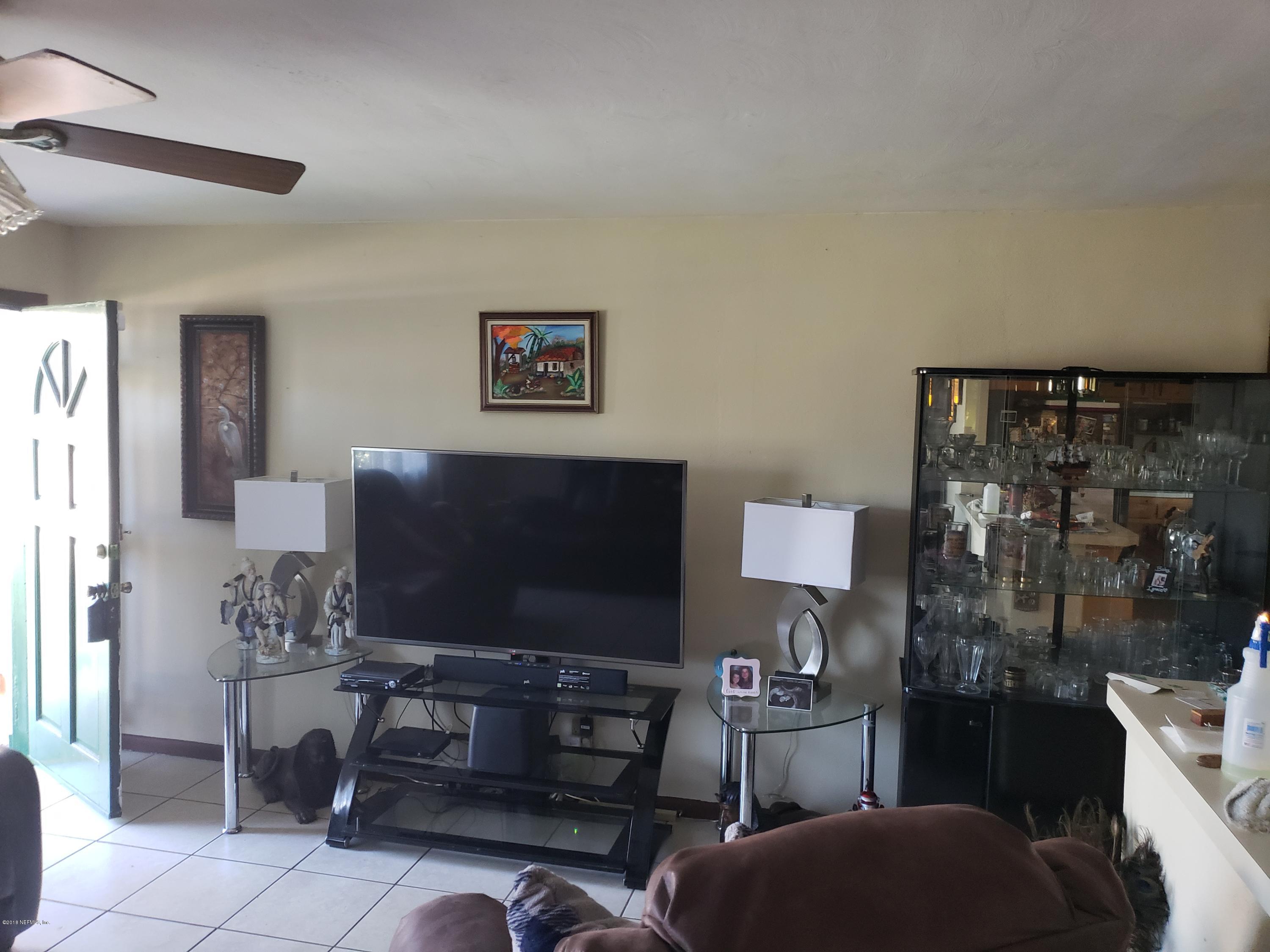 2136 Dean Road Jacksonville, FL 32216 - Photo 4 of 9 a living room with furniture and a flat screen tv