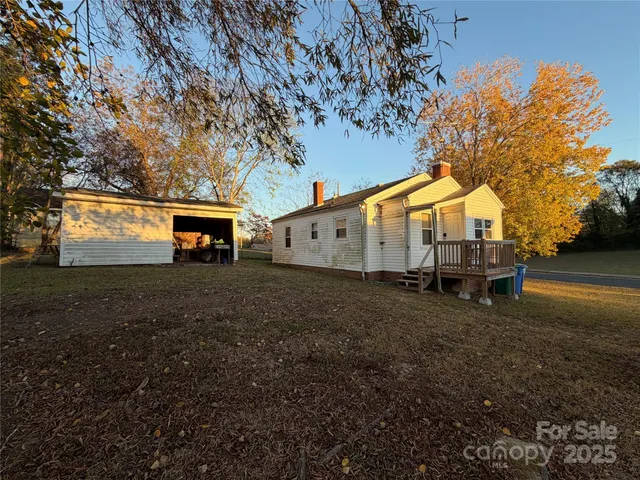 a view of outdoor space yard and porch