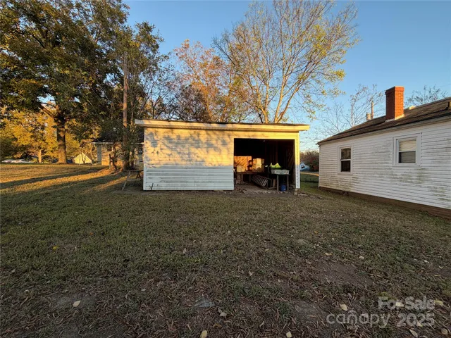 a front view of house with yard