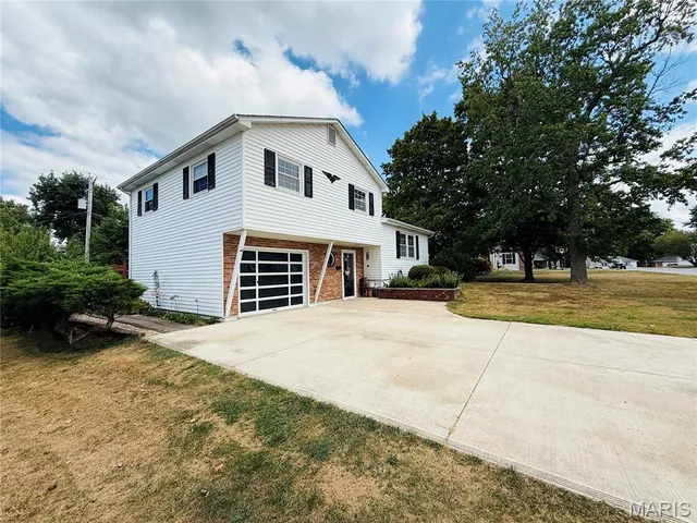 $220,000 | 593 West Hill Street, Nashville, IL 62263