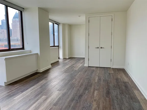 $4,000 | 520 West 43rd Street, Unit 12C | Hell's Kitchen