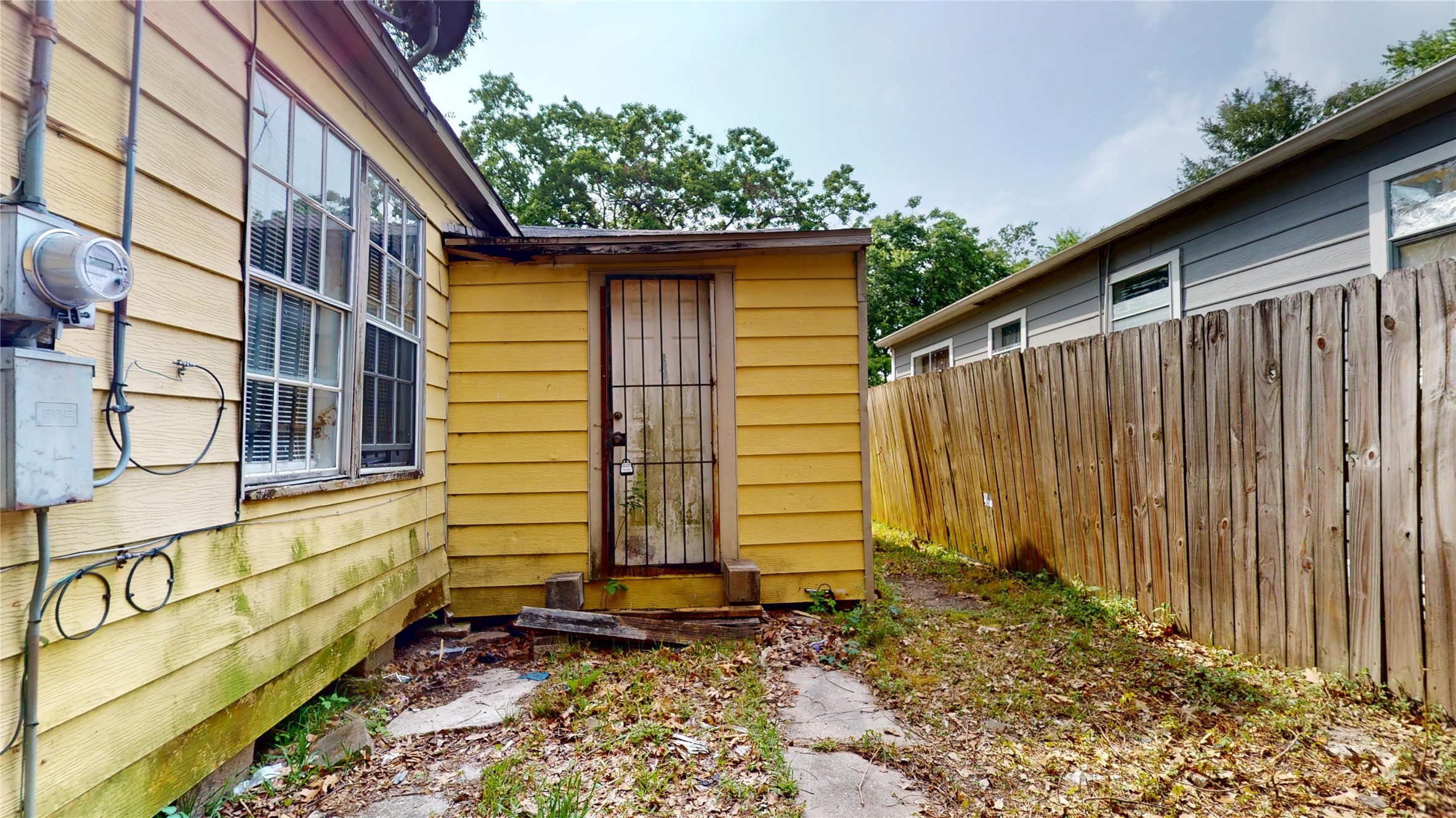 6604 Conley Street Houston, TX 77021 - Photo 3 of 28 a view of a house with a backyard