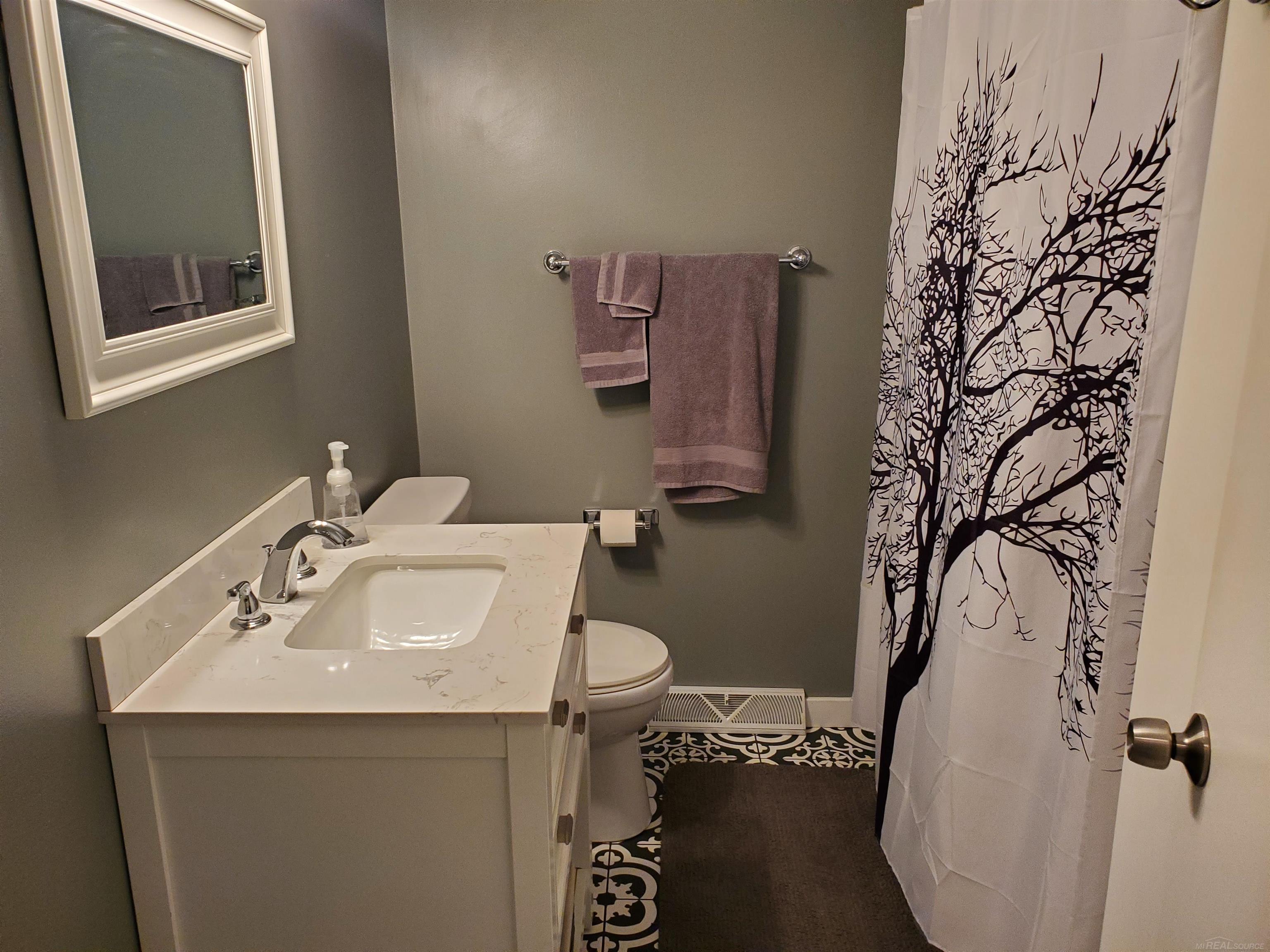 8391 Lakeshore Road Fort Gratiot, MI 48059 - Photo 6 of 18 50163212-11b51cbc-46ab-409c-beb1-16686da89161.JPG