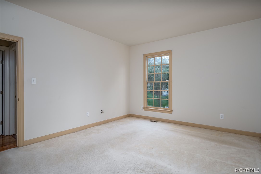 121 Broadmoor Williamsburg, VA 23188 - Photo 31 of 34 an empty room with a window