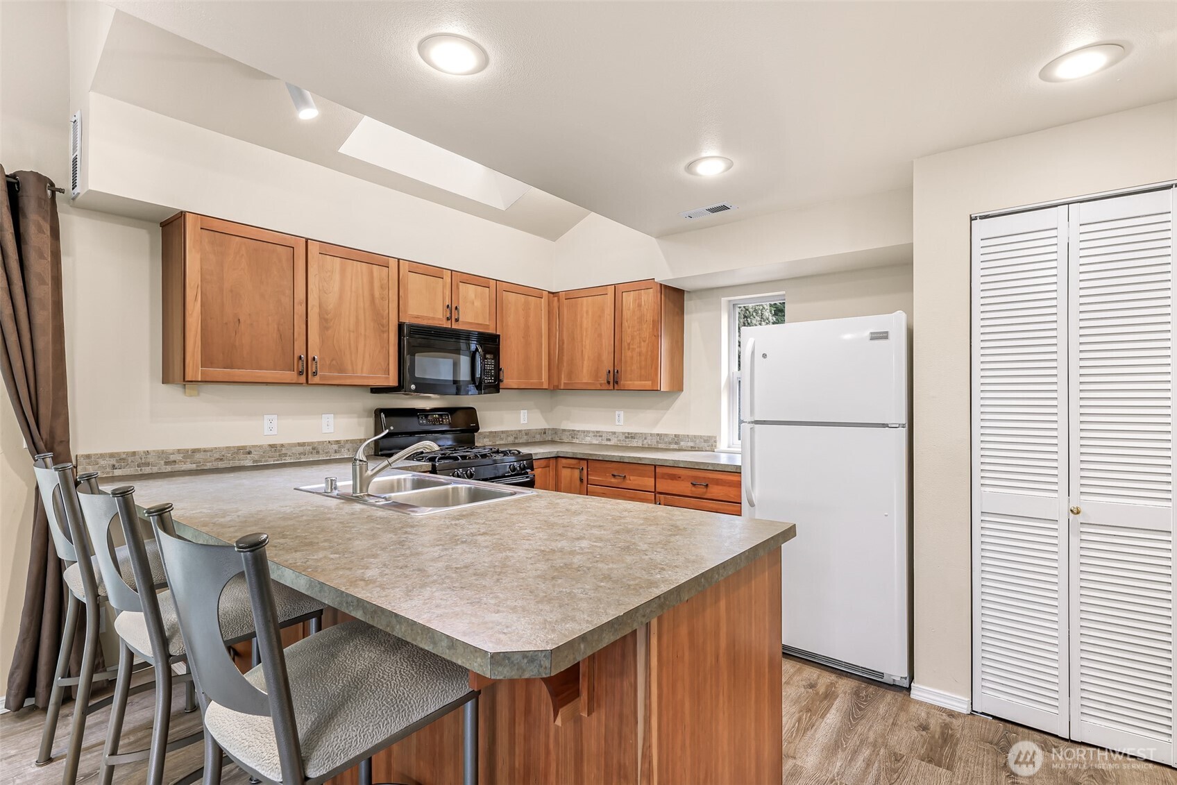 816 20th Street, Unit 100 Bellingham, WA 98225 - Photo 13 of 39