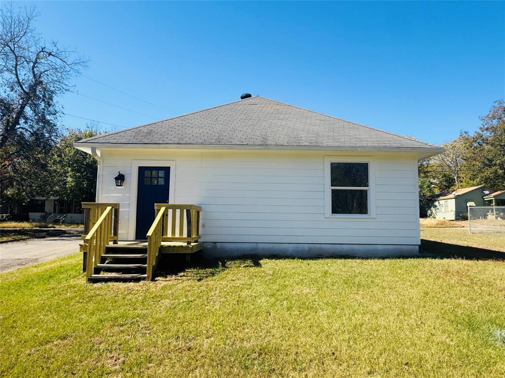 255 7th Street Southwest Paris, TX 75460 - Photo 4 of 17 a front view of a house with a garden