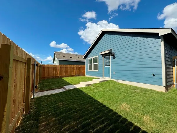 a view of back yard of the house