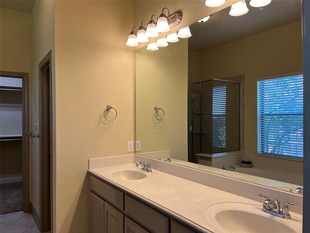 830 La Cima Irving, TX 75039 - Photo 12 of 40 dual vanities, private bathroom.