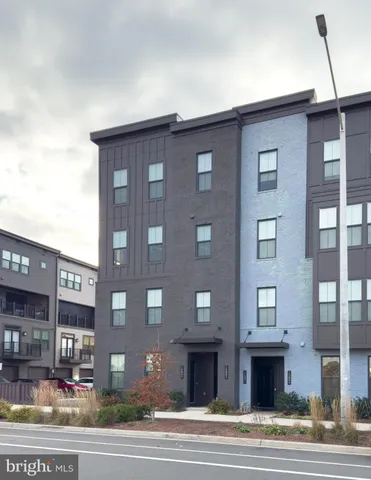 $3,900 | 12882 Sunrise Alley, Unit 46, Herndon, VA 20171