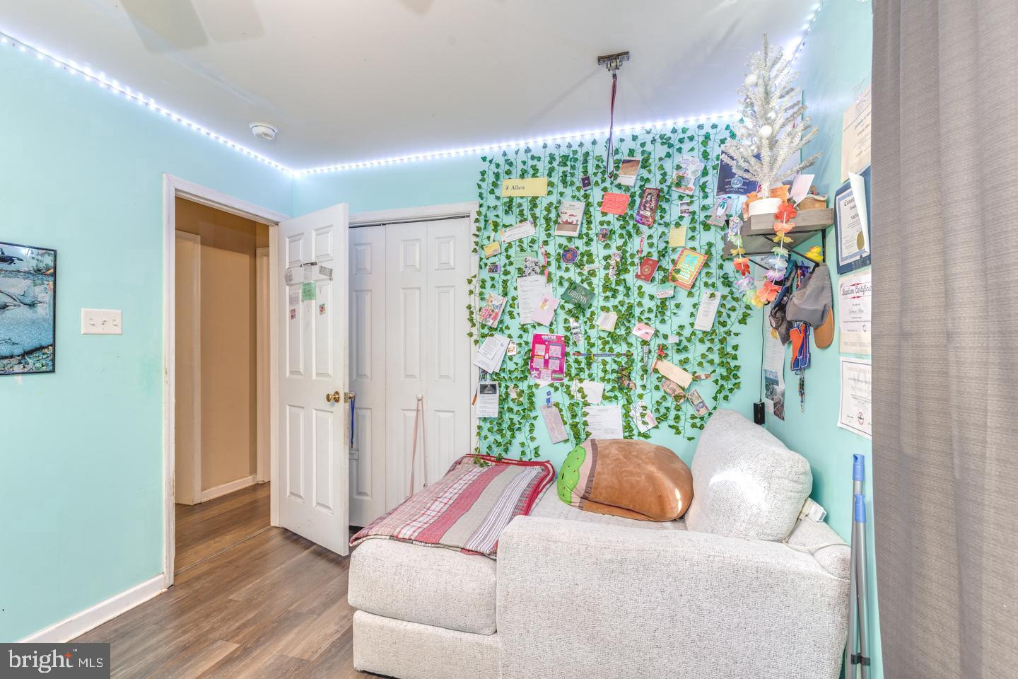 33 Laurel Road Millville, NJ 08332 - Photo 25 of 37 a living room with furniture and a potted plant