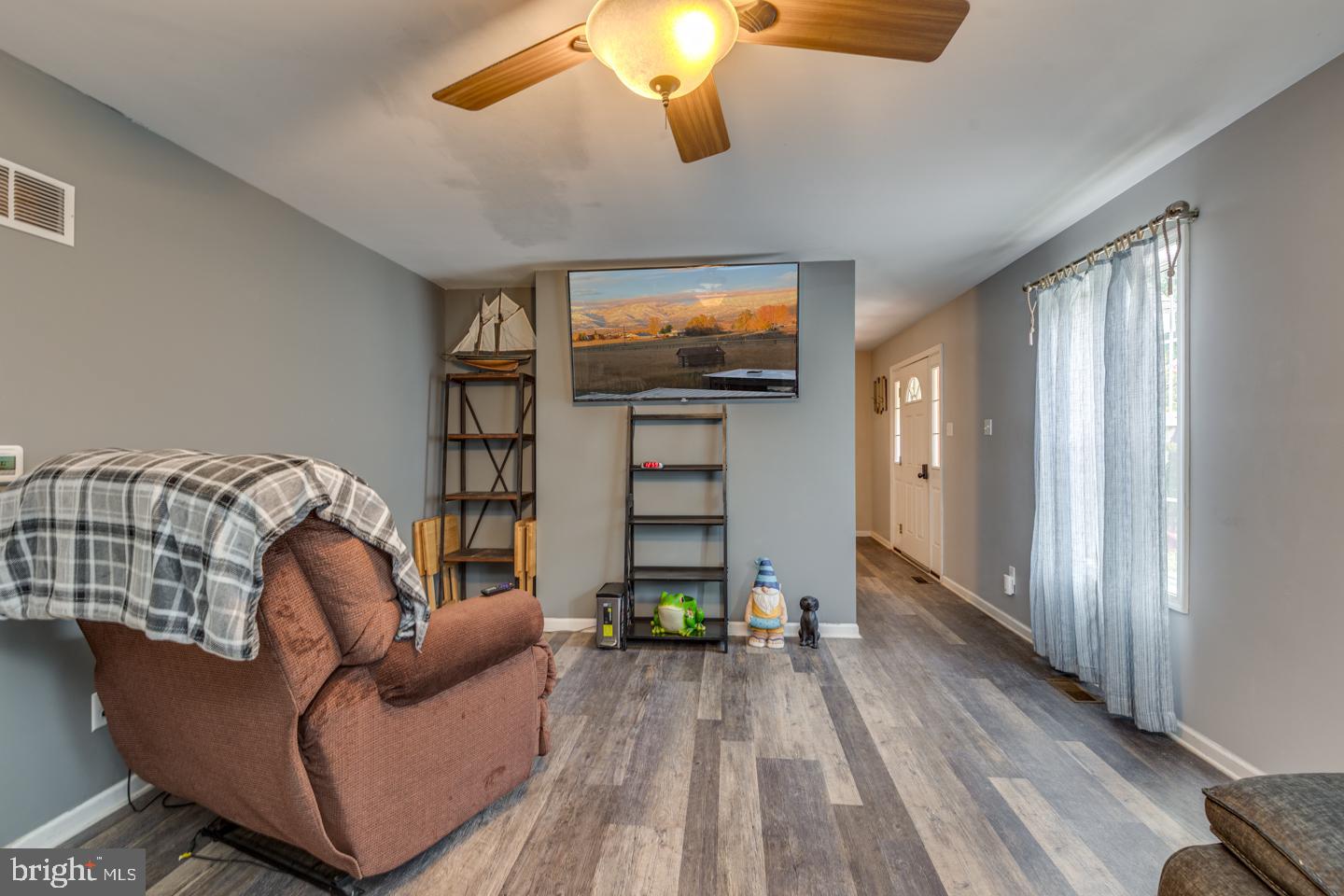 33 Laurel Road Millville, NJ 08332 - Photo 9 of 37 a living room with furniture and a flat screen tv