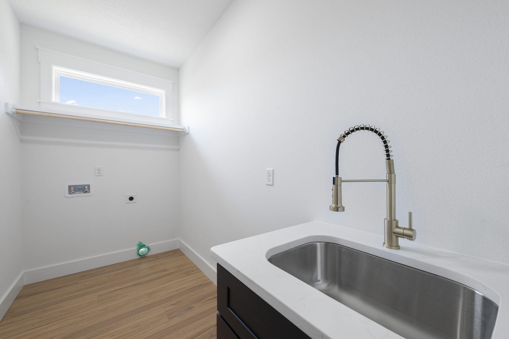 7713 Sandstone Street Navarre, FL 32566 - Photo 23 of 86 Deep laundry room