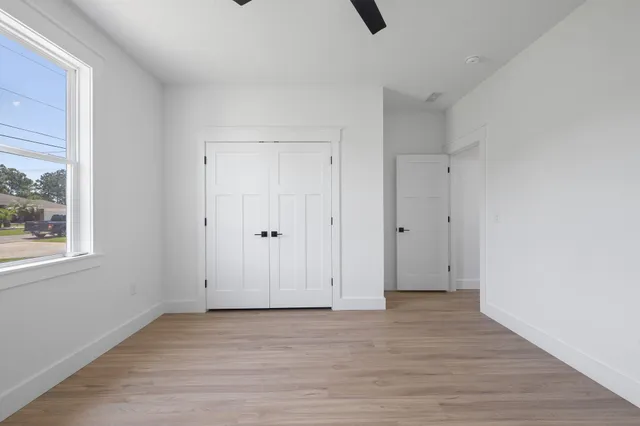 a view of a house with backyard and porch