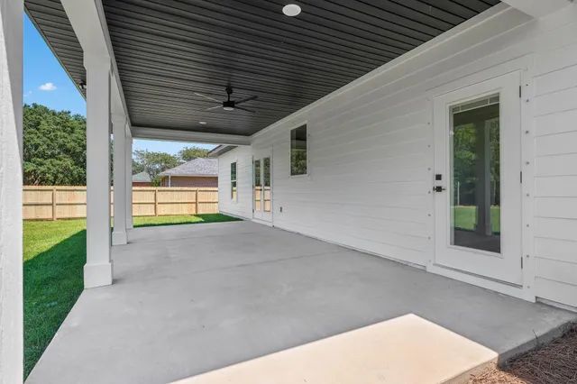 a view of a house with backyard and garden