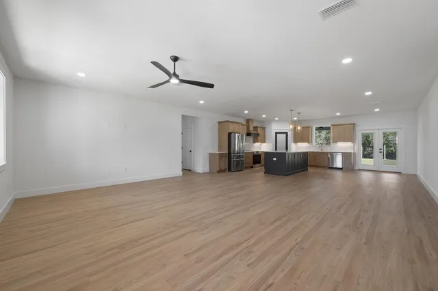 a view of a livingroom with a ceiling fan