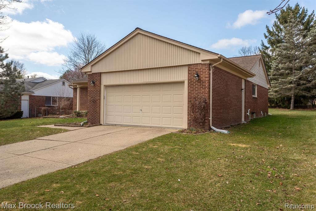 2232 Warrington Road Rochester Hills, MI 48307 - Photo 31 of 51
