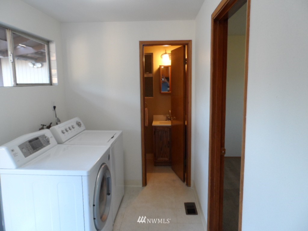 4209 Northeast 8th Street Renton, WA 98059 - Photo 12 of 16