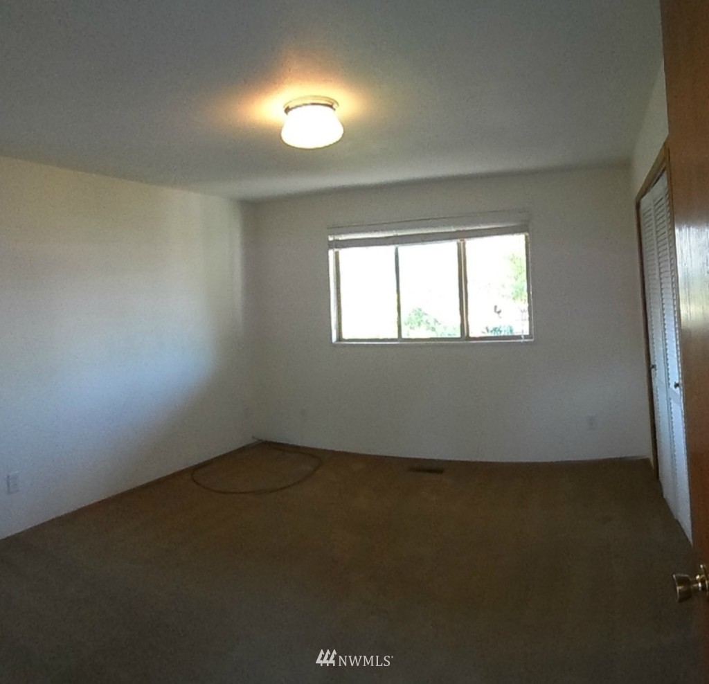 4209 Northeast 8th Street Renton, WA 98059 - Photo 13 of 16