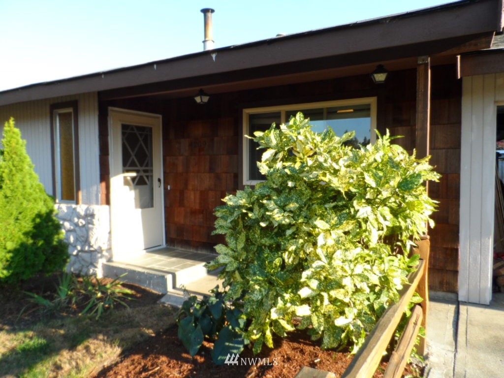 4209 Northeast 8th Street Renton, WA 98059 - Photo 3 of 16